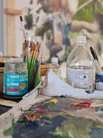 Travail de peinture dans l'atelier